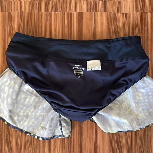 NIKE Dri Fit Running Shorts Size Medium - Picture 8 of 10